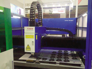 第十二届机械装备博览会开幕 机器臂“写”福字